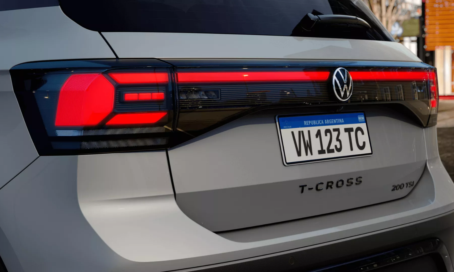 Nuevas luces DRL El Nuevo T-Cross cuenta con luces diurnas DRL integradas en LED, proporcionando una mayor visibilidad y eficiencia energética durante el día. Nuevo T-Cross